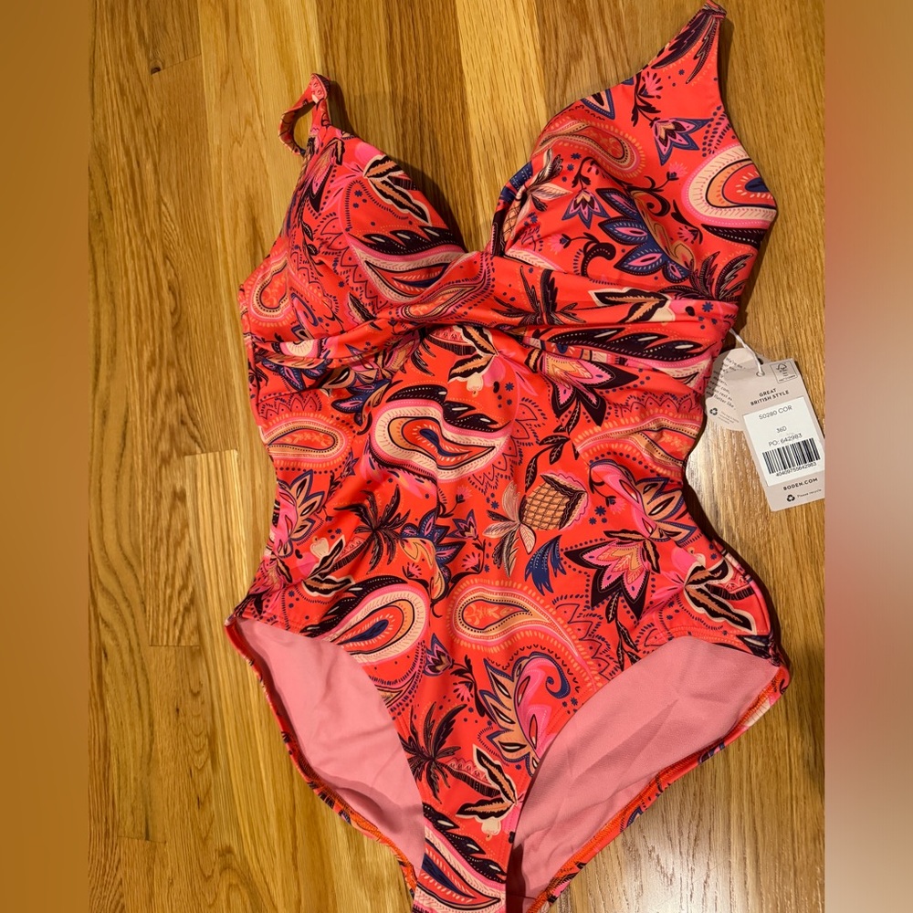 Boden Size 36 D Swim Suit, Capri